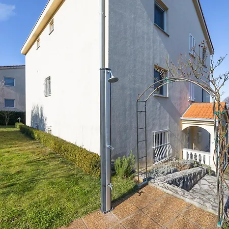 Cube Apartment Njivice